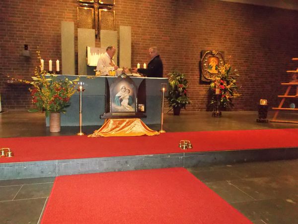 Festgottesdienst in der Gott-Vater-Kirche mit Pfarrer Franz-Peter Breidbach